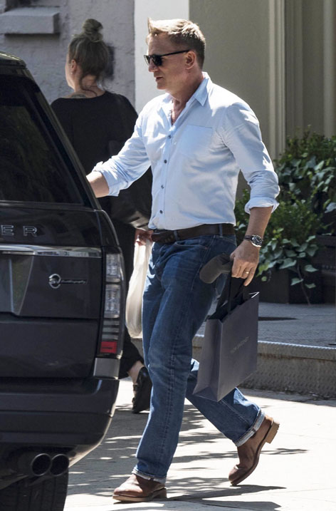 دنیل کریگ با کفشهای قهوه‌ای