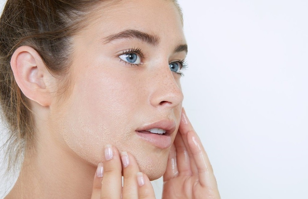 خشکی و لایه برداری پوست ناشی از آسیبهای لوازم آرایشی 