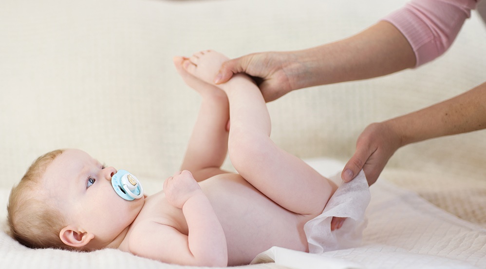 درمان خشکی پا در نوزادان با وازلین