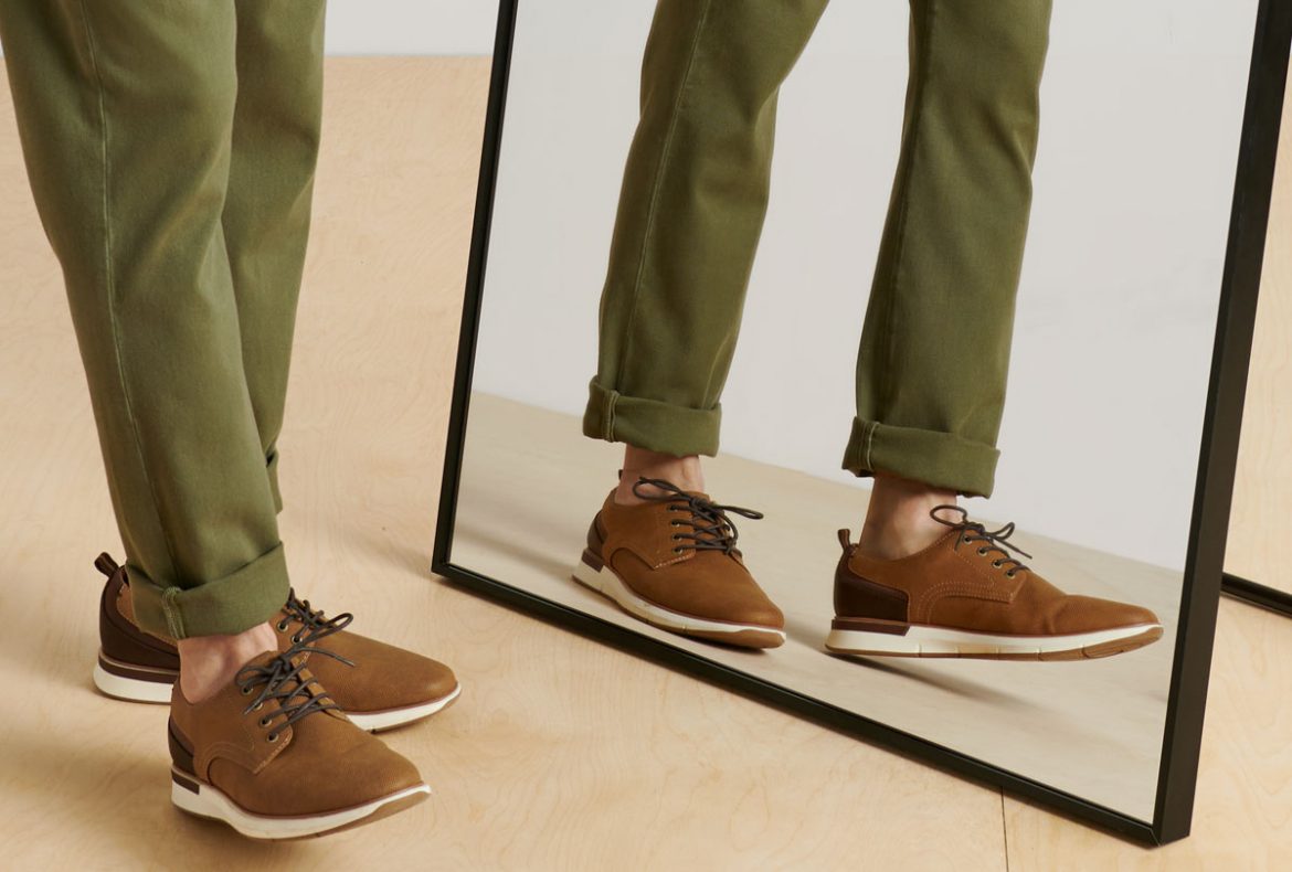 men-wearing-brown-shoes-green-pant کفش قهوه ای مردانه و شلوار کتان سبز